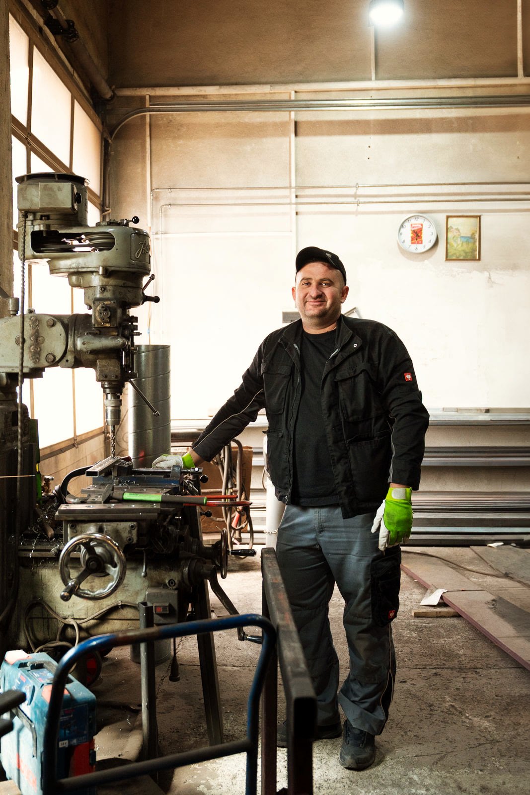 Mitarbeiter an der Ständerbohrmaschine in der Werkstatt in Herschweiler-Pettersheim, rechts gelagerte Stahlprofile