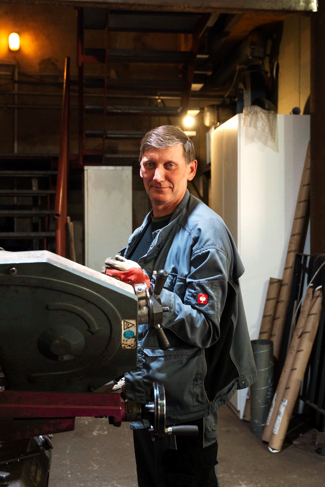 Langjähriger Mitarbeiter an der Maschine in der Metallwerkstatt der AN Treppenbau GmbH